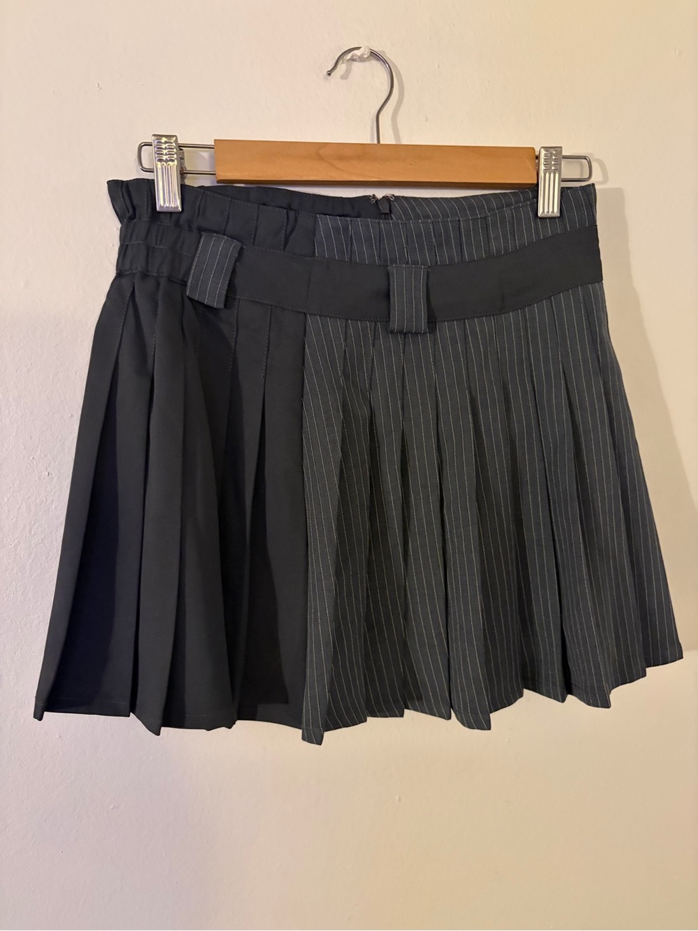 Black Pinstripe two tone Pleated Mini Skirt size Medium